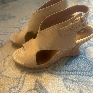 Donald Pliner Elegant Beige Wedge Sandals size 8.5 *small defect*